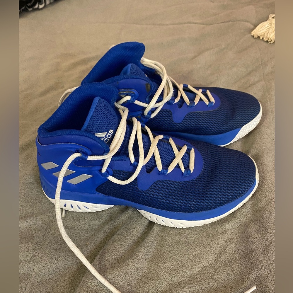 Men’s basketball shoes